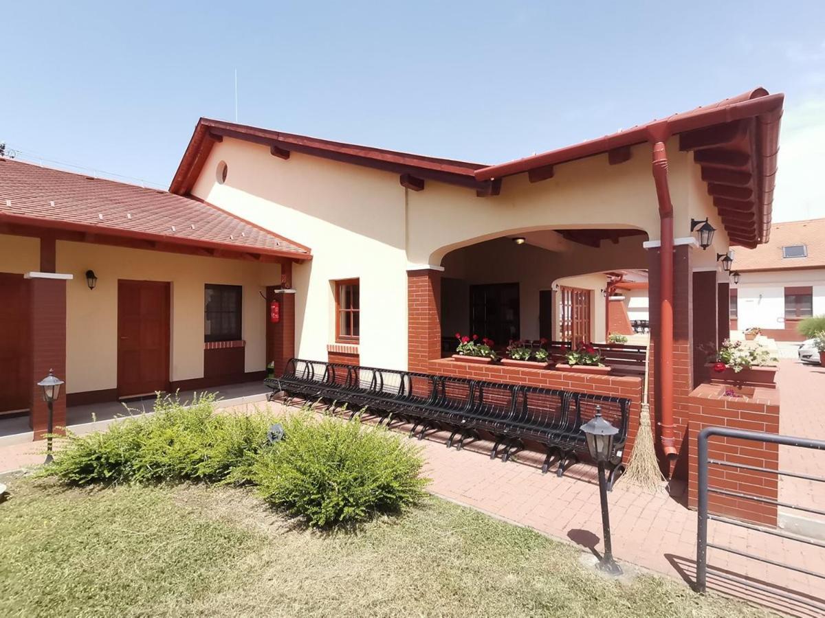 Kamilla Panzio Es Rendezvenyhaz Bed and Breakfast Balmazújváros Exteriör bild