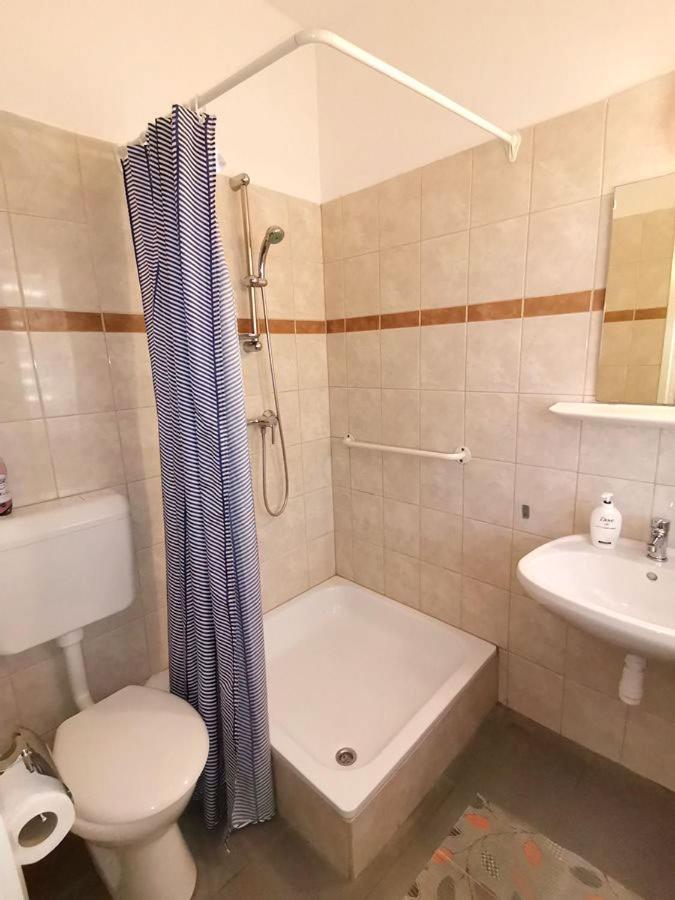 Kamilla Panzio Es Rendezvenyhaz Bed and Breakfast Balmazújváros Exteriör bild
