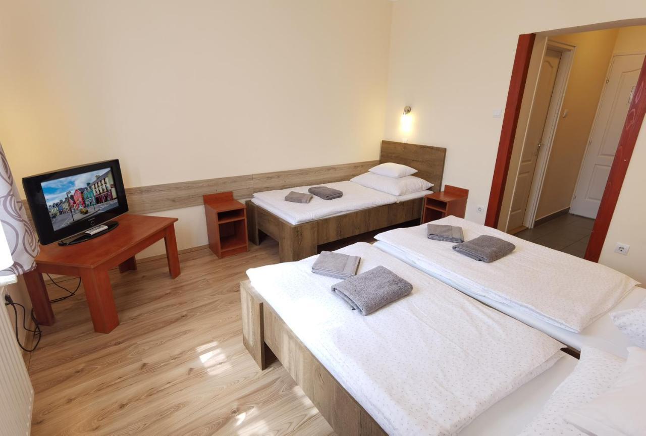 Kamilla Panzio Es Rendezvenyhaz Bed and Breakfast Balmazújváros Exteriör bild