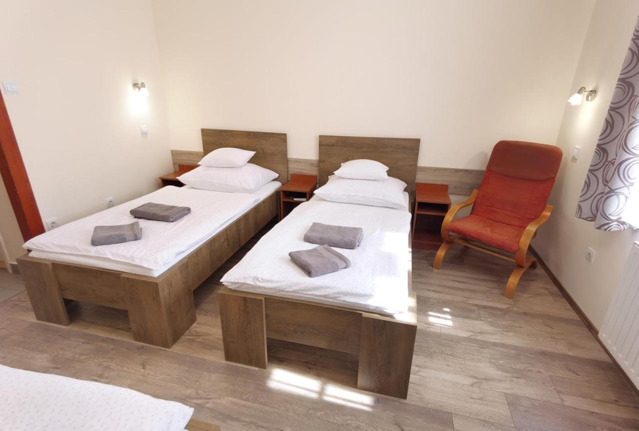 Kamilla Panzio Es Rendezvenyhaz Bed and Breakfast Balmazújváros Exteriör bild