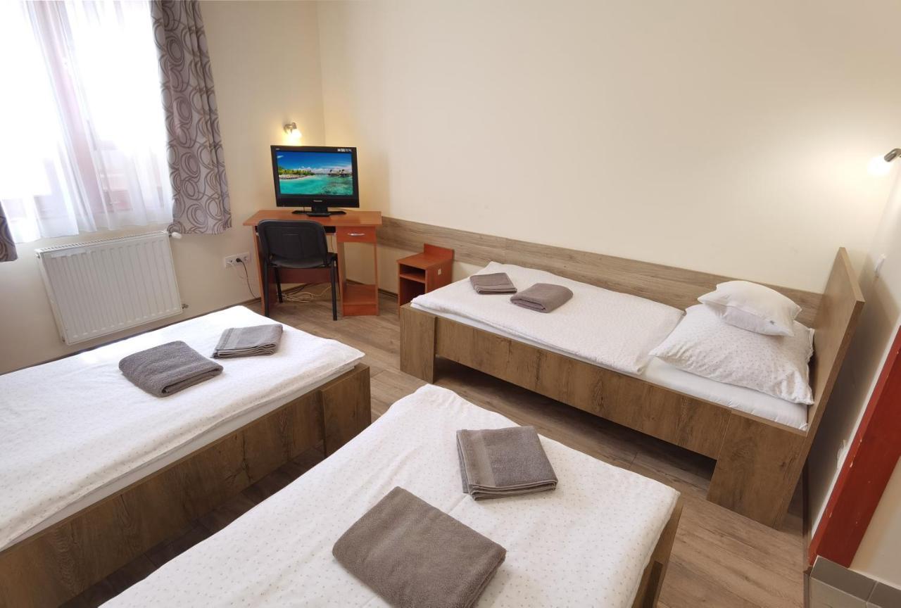 Kamilla Panzio Es Rendezvenyhaz Bed and Breakfast Balmazújváros Exteriör bild