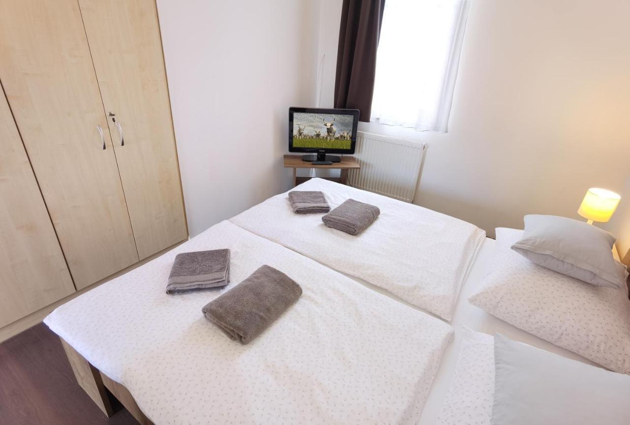 Kamilla Panzio Es Rendezvenyhaz Bed and Breakfast Balmazújváros Exteriör bild