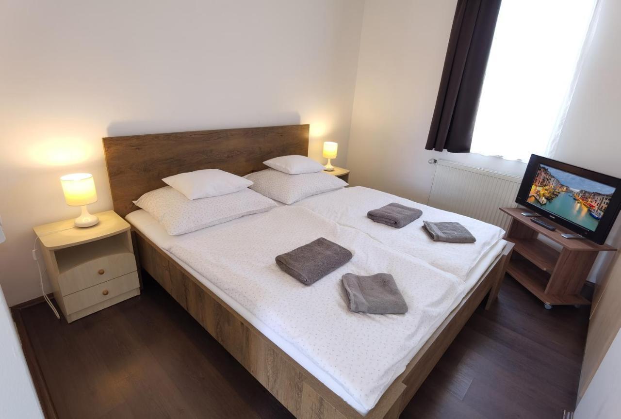 Kamilla Panzio Es Rendezvenyhaz Bed and Breakfast Balmazújváros Exteriör bild