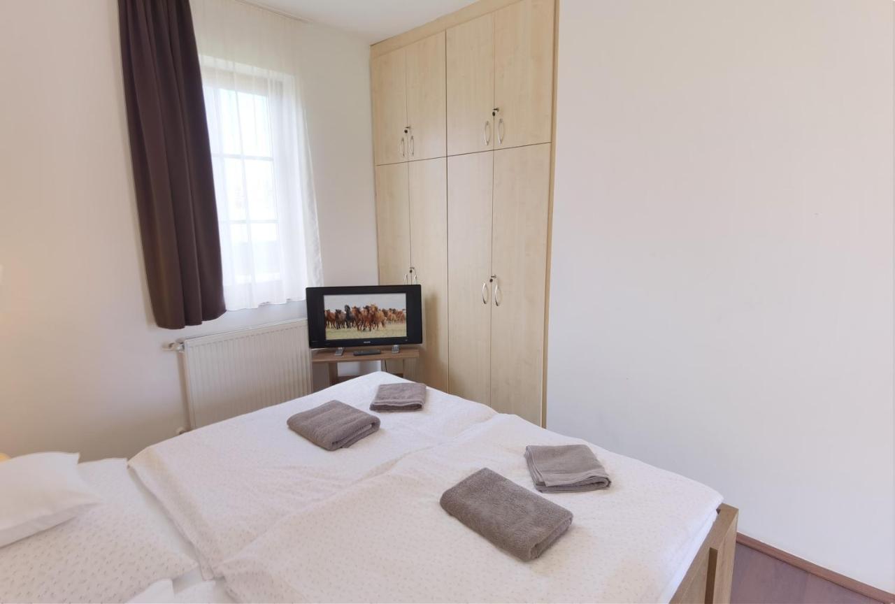 Kamilla Panzio Es Rendezvenyhaz Bed and Breakfast Balmazújváros Exteriör bild
