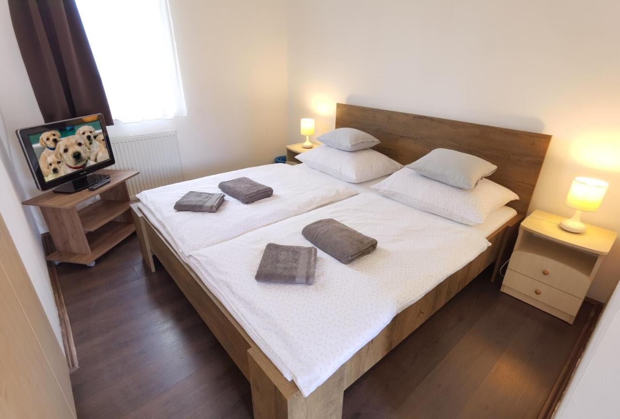 Kamilla Panzio Es Rendezvenyhaz Bed and Breakfast Balmazújváros Exteriör bild